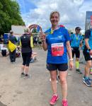 Schmiedefeld, „Das sch&ouml;nste Ziel der Welt“, und die Frisur sitzt immer noch bei Anke Delius! Ihre Finisher-Medaille wird nach f&uuml;nf Stunden und 36 Minuten Laufarbeit sicher einen ganz besonderen Platz bekommen. „Seitdem Anke mit euch l&auml;uft, ist sie ein ganz anderer Mensch!“, freute sich auch der Gatte &uuml;ber seine sportliche Frau.
