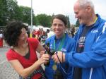 Die Gaensefurther Heldin des Tages, Ultramarathonl&auml;uferin Isa H&ouml;ber, die unglaubliche 72,7 km in den Beinen hatte, wurde herzlich von Sabine B&ouml;rner und Lutz Klau&szlig; begr&uuml;&szlig;t. 