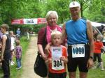 J&uuml;rgen Eisfeld, Sieger der AK 70, mit Enkel Jan und seiner Mutti. Der Triathlet hofft, dass der j&uuml;ngste Spro&szlig; der Familie mal in seine Fu&szlig;stapfen treten kann. In Wernigerode hat es noch nicht ganz f&uuml;r einen Podestplatz gereicht. 