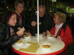 Sylvia K&ouml;hn (l.) und Lutz Klau&szlig; (3.v.l.)  st&auml;rkten sich auf der traditionellen Nudelparty am Vortag.