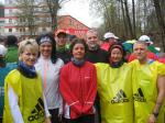 Bode-Runners Petra Becker (l.), Sabine B&ouml;rner (2.v.r.) und Jens-Uwe B&ouml;rner (r.) im gelben Sack, zusammen mit den Ascherslebener Startern.