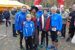 Die Gaensefurther Starter beim Jubil&auml;umslauf in Thale: Nico Mahler, Marc Kr&uuml;ger, amtierende Brockenhexe Thale, Lutz Klau&szlig;, Lenny Dannehl und Jens-Uwe B&ouml;rner (v.l.)