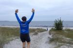 Arme hoch, geschafft! Nancy Bothe freute sich nach dem &Uuml;berqueren der D&uuml;ne auf den bevorstehenden Zieleinlauf.