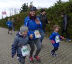 Malina Marie hat sichtlich Spa&szlig; an ihrem Lauf und wird sp&auml;ter bestimmt auch einmal eine begeisterte L&auml;uferin. Mutti Claudia Geist nahm die 1,2 Kilometer als Erw&auml;rmung gerne mit, bevor sie &uuml;ber die 5,8 Kilometer noch einmal startete.