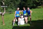 Die drei Bode-Runners Renate Liedtke, Sabine und Jens-Uwe B&ouml;rner (v.l.) w&uuml;nschten sich bei den sommerlichen Temperaturen am liebsten einen echten Schneemann.