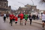 Den Lauf durch die historische Altstadt von Dresden genossen Lutz Klau&szlig; und Sohn Mark (rechts) beim 20. City-Lauf. 