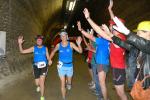 Sibylle und J&ouml;rg Sch&auml;per haben sich durchgek&auml;mpft und genie&szlig;en den Zieleinlauf mit den Freunden.
