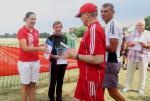 Lea K&ouml;der und Stefanie Nowak ( r.) erhalten Gl&uuml;ckw&uuml;nsche als schnellste Frauen &uuml;ber die Volks- und Sprintdistanz vom Vertreter der Salzlandsparkasse Herrn Ibsch sowie von Steffen Sch&ouml;ler von der Gaensefurther Sportbewegung