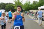 Erster Lauf absolviert! Nancy Bothe h&auml;lt stolz ihre erste Finisher-Medaille &uuml;ber 5,4 Kilometer in der Hand. Eine weitere bekam sie wenig sp&auml;ter beim Zieleinlauf &uuml;ber die doppelte Distanz.