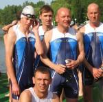 Mit Martin Wille (l.) kam ein Altersklassensieger aus Gaensefurth. Daniel Rago&szlig; (2.v.l.) wurde Dritter, Olaf Moch F&uuml;nfter, Toralf Schmidtschneider Siebter und Steffen Sch&ouml;ler (knieend) Achter  in ihren Altersklassen.