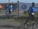Wechsel auf die Fahrradstrecke von 20 Kilometern. Wechsel auf die Fahrradstrecke von 20 Kilometern.