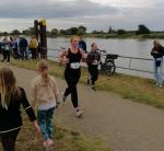 So neu bei den Bode-Runners, dass sie noch ohne Vereinsbekleidung laufen muss: Tina Funke ist voll auf ihren F&uuml;nf-Kilometer-Lauf konzentriert und gewinnt in der Altersklasse W30 den ersten Platz.