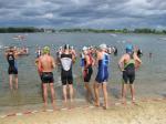 Die Starter der Landesliga, der Jugend A und der Junioren warten auf den Wettkampfbeginn im L&ouml;derburger See.