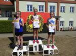 Siegerehrung im 800m Lauf der Altersklasse w10 mit Siegerin Fabienne S&auml;misch und  Lena Nowaczek auf Rang 3.
