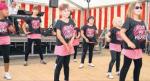 Die Tanzm&auml;dchen aus Egeln sorgen beim Tag der Egelner Mulde f&uuml;r Stimmung im Festzelt. Foto: Nadja Bergling