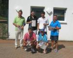 Die Hauptrundenteilnehmer  stehend v.l. Dietmar Handro (1. Hettstedter TC), Stefan M&auml;nnicke (TC Krumbholz Bernburg), Nils Krause (TC Pei&szlig;nitz), Reiner Christoph,
kniehend v.l. Anatoli Anatzki (Polizei TC Aschersleben), Tony Morgan (TC Sandanger Halle)