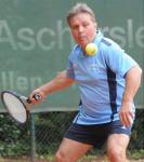 Frank Hirschfeld (H60) blieb gegen den TC Sch&ouml;nebeck ohne Punktverlust.