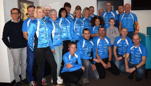 Die Triathleten h.v.l. Maik M&uuml;ller, Andre Geist, Ina Sch&ouml;ler, Toni Keller, B&auml;rbel Eisfeld, Heike Lenz, Andreas Sprechert, Annegret Wille, Matthias Lampe, Annett Lampe, Marian Rokohl, Finn Lampe, Steffen Fleischer, Torsten Blauwitz, Johanna Blauwitz (LA), Ralf Rosenmeier, J&uuml;rgen Eisfeld, v.v.l. Stefanie Nowak, Janko Schlenker, Steffen Sch&ouml;ler, Stephan K&uuml;hne, Stefan Berger. Es fehlen: J&uuml;rgen Genendsch, Torsten Born, Christian Anders, Michael Barteld, Ilka Barteld-Pfeiffer, Sven Hohmann, Maik L&ouml;we, Olaf Moch, Frank Nilson, Thomas Vetter, Nils Lampert, Detlef Sch&auml;fer, Toralf Schmidtscheider. 