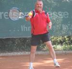 Reiner Christoph (Herren 40) konnte nur am Anfang mithalten, verlor dann aber wie alle anderen auch sein Einzel. Foto: T. Sch&ouml;nberg, Volksstimme