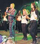 Die M&auml;dchen der Dance Factory sind m&auml;chtig stolz mit Ross Antony auftreten zu d&uuml;rfen. Foto: Volksstimme von privat