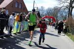 J&ouml;rg Eisfeld, begleitet von seinem Sohn.
Quelle: www.darss-marathon.de