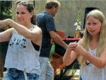 Drei M&auml;dchen der Dance-Factory legten beim Sommerfest der Lebenshilfe -Wohnst&auml;tte in Hecklingen trotz Hitze eine flotte Sohle auf`s Parkett. Foto: Nora Menzel, Volksstimme 27.07.2015