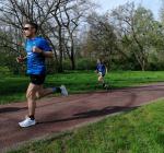 Daniel Wuwer, der als Pacemaker nebenher lief: War cool mit Emily. Auf diesen kurzen Strecken stehe ich dafür „noch“ bereit. Die Qual kam erst danach bei meinem eigenen Lauf. Bei ihr ging das noch super.