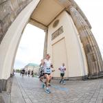 Sehr emotional berichtete Edgar Schmidtke seinen Vereinskollegen vom absolvierten Berlin Marathon. Auch er lief schon oft in Berlin – hier durch das geschichtsträchtige Brandenburger Tor. Doch das ist noch nicht der Zieleinlauf – den passiert man tatsächlich erst 380 Meter später. Tausende Zuschauer machten diese 380 Meter für Schmidtke zu einem „Gaensehauterlebnis“. Mit der Wiedervereinigung führte der Marathon 1990 erstmals durch das Brandenburger Tor. Sehr emotional berichtete Edgar Schmidtke seinen Vereinskollegen vom absolvierten Berlin Marathon. Auch er lief schon oft in Berlin – hier durch das geschichtsträchtige Brandenburger Tor. Doch das ist noch nicht der Zieleinlauf – den passiert man tatsächlich erst 380 Meter später. Tausende Zuschauer machten diese 380 Meter für Schmidtke zu einem „Gaensehauterlebnis“. Mit der Wiedervereinigung führte der Marathon 1990 erstmals durch das Brandenburger Tor.