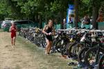 Marie Alert führt schon nach dem schwimmen beim Wechsel auf das Rad.