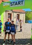 Die beiden „Kreutzm&auml;nner“ haben zusammen schon viele Laufabenteuer gefinisht. W&auml;hrend Mario (li.) die 55 Kilometer beim Huy-Burgen-Lauf schon einmal ausprobiert hatte, war es f&uuml;r Ehefrau Katrin die erste Teilnahme an diesem Zwei-Tage-Event. Am Ende wurde auch sie f&uuml;r die geschafften Kilometer auf der Westerburg traditionell zum Ritter geschlagen.

