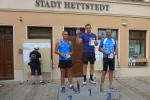 Der Pokal für den Gesamtsieger des Halbmarathons bleibt bei einem Hettstedter. Über Platz zwei und drei freuen sich Dirk Meier und Steffen Schöler von der Gaensefurther Sportbewegung (v.l.).