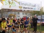 Start des 25-Kilometer-Einetallaufs durch Seniorenwohnpark-Leiter Andreas Franke.