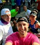 Sandra Homann (re.) hat einige Lauffreunde beim Magdeburg Marathon getroffen. Vor dem Start ist noch Zeit für einen Gruß an die Daheimgebliebenen