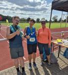 Nancy Bothe hatte unterwegs freundliche Wanderbegleiter gefunden. Nach dem Zieleinlauf auf dem Quedlinburger Sportplatz ist man stolz &uuml;ber die 45 erwanderten Kilometer.

