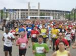 Dirk Meier (Mitte) nach dem Start mit weiteren  4134 Teilnehmern am Berliner Olympiastadion.