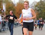 Renate Liedtke überquerte nach 1:25:24 Stunden die Ziellinie und sicherte sich Platz 7 in AK w60. Foto: Volksstimme von Oliver Brandt.