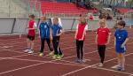 Kurz vor dem Startschuss über 800m bekommen die Sportler letzte Instruktionen.