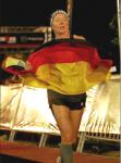 Geschafft! Mit Deutschlandfahne in den Händen erreichte Stefanie Nowak nach 11:06:33 Stunden das Ziel.