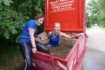 Im Tauchgang durchs Wasser. Kathleen Mahler und Dana Finzelberg (v.l.)