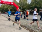 Zufriedener Schlusssprint von Ralf-Eric Winter nach 01:52 Stunden auf der Halbmarathondistanz (Mitte).