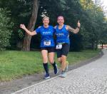 Ein letzter Lauf mit den Bode-Runners für Anke Delius (li.). Da sie ihren Wohnsitz wechselt, wird so ein Wettkampf, wie hier in Aschersleben mit Nancy Bothe, in Zukunft selten sein. Doch Lauffreundschaften halten bekanntlich ein Leben lang!