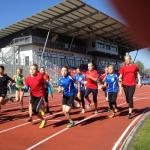 800m Lauf mit Alina, Elicia und Pia (blaue T-shirts v.r.)