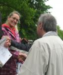 Große Freude bei Claudia Meier, als sie die Glückwünsche für den dritten Platz über 5 Kilometer entgegen nehmen konnte. 