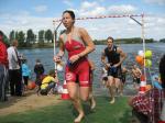 Wie alle Volkssport-Triathleten musste sich auch Sabine Börner im Wasser in einem engen Bereich kräftig gegen ihre Nachbarn durchsetzen.