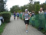 Die letzten Meter vor dem Ziel der 5 km langen Laufstrecke auf einem Rundkurs nach Gaensefurth.