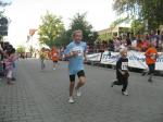Unsere Leichtathletin Nele Schlüter startete mit der Grundschule Ludwig Uhland über 2 Kilometer.