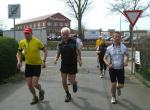 Um die Mittagszeit erreichen die Läufer die Stadtwerke in Stassfurt, wo neben der offiziellen Mission auch eine vitaminreiche Stärkung auf sie wartete.  