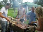 Janko Schlenker, Steffen Schöler und Thomas Vetter hatten ein Herz für die hungrigen Gelegenheits-Wassersportler und verwöhnten sie mit gegrillten Köstlichkeiten.