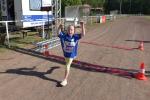 Arme hoch, denn die 6-jährige Rieke Lucie Zaschke weiß, dass ihr Vorsprung zu Platz 2 in der weiblichen Altersklasse bis 8 Jahre reichen wird.