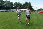 Sabine Börner (r.) und ihre Teamkollegin Sylvia Köhn meistern zusamen die letzten Meter auf der langen 13,6 Kilometer Strecke. 